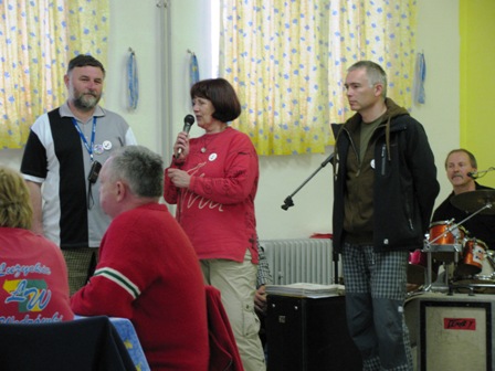 Der Obmann, die Dolmetscherin und der Bürgermeister von Nové Město pod smrkem (v.l.n.r) begrüßen die angereisten Wanderer