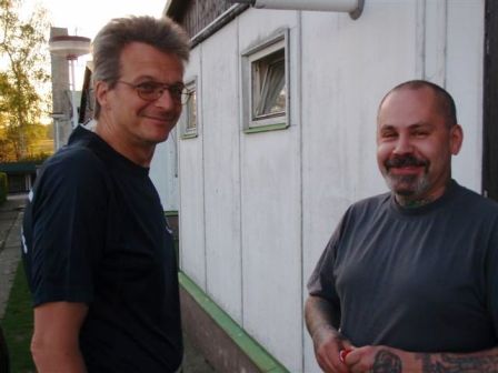 Helmut und Ernst am frühen Morgen - etwas gezeichnet aber dennoch fit