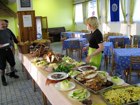 Zunächst wird das köstliche Frühstücksbuffet 'geplündert'