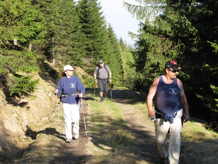 Manfred und Karin geniessen die ersten Ausblicke ins Tal