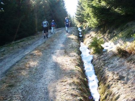 Erste Schneereste am Wegesrand verheissen nichts gutes