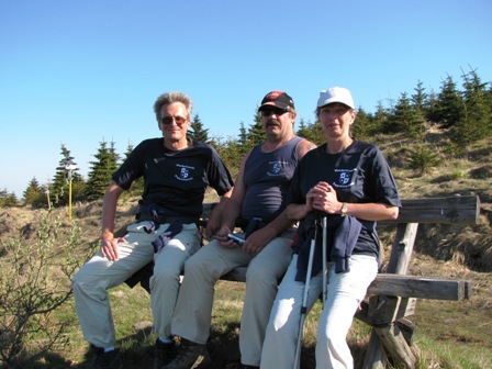 Die Wanderfreunde Rappottenstein genießen den herrlichen Ausblick auf einer Rastbank kurz vor dem Gipfel