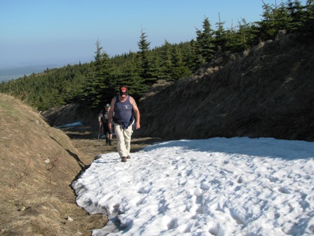 Ein erstes Schneefeld ist zu passieren...