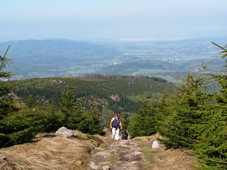 Quaxi nähert sich dem Gipfel vor der herrlichen Kulisse