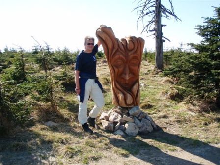 Helmut bei einer Schnitzerei auf dem Smrk