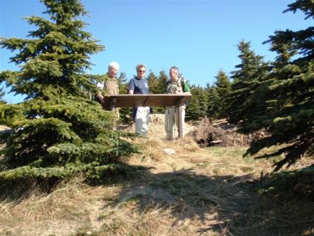 Helmut mit 2 Wanderern aus Sachsen bei der Tafel mit den zu sehenden Bergen