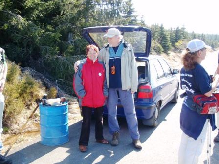 Die Mitarbeiter an der Getränkelabestelle - Wasser, Apfel und Schokoschnitte werden geboten