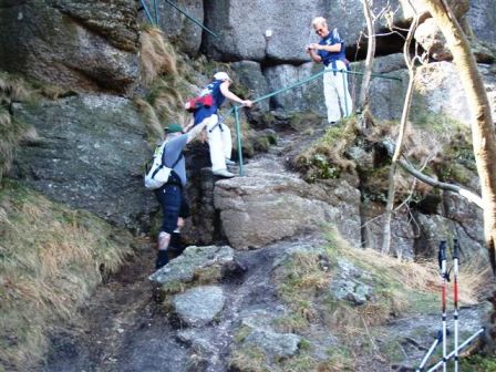 Zirberl kämpft sich über den Einstieg - Helmut muß das bildlich festhalten