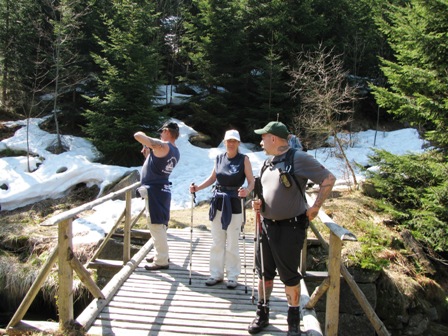 Die Wanderfreunde genießen die Aussicht auf den Gebirgsbach