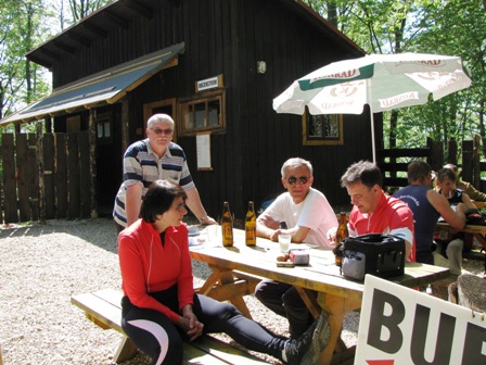 Die Mitarbeiter bei der Kontrolle bei der Labestelle 'Hubertka'