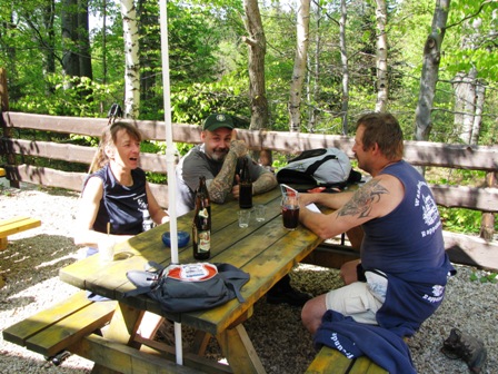 Die Wanderfreunde sind bester Stimmung - es gibt Bier und Becherovka