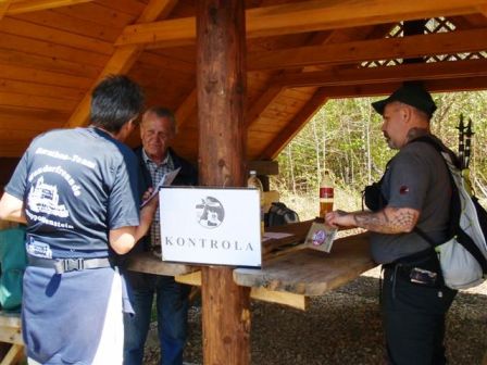 Und schon sind die Wanderfreunde an der Kontrolle kurz vor dem Gipfel 'Medenec'