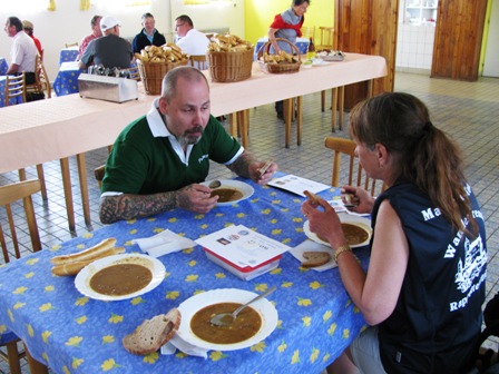 ...passend zur Gulaschsuppe (übrigens im Startpreis inbegriffen)