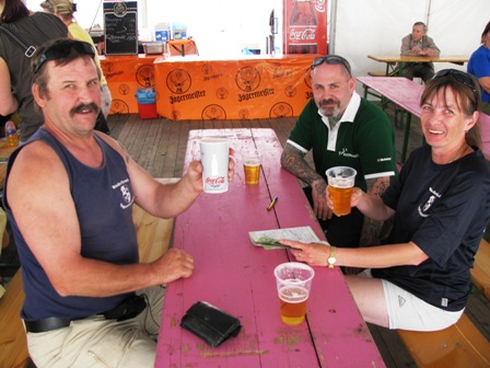 Die Wanderfreunde genehmigen sich ein erstes Bierchen und Quaxi natürlich ein Cola