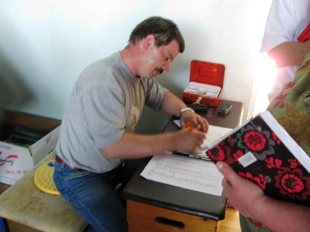 Der Herr der Schlafstätten bei seiner Arbeit - hier wurde unsere Registrierung gottlob zur Kenntnis genommen