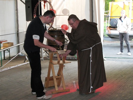 ...Bieranstich durch einen Mönch - mit folgender Ausschank von Gratis-Bier