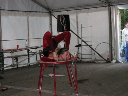 ...extrem biegsame Mädchen...