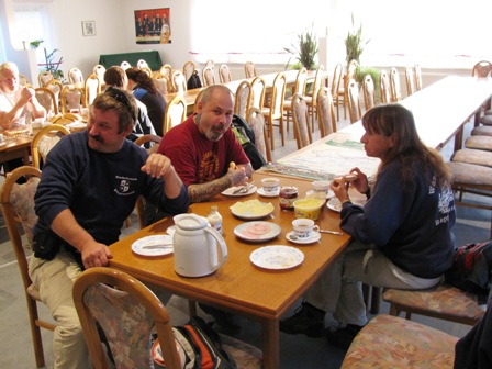 Die Wanderfreunde beim Frühstück am Morgen - nach dem Motto 'Ein Kaffee für die Dachdecker'