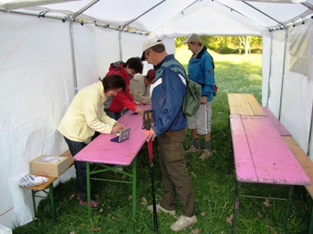 ...sowie die Mitarbeiter beim Start zum Marathon