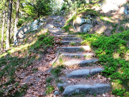 Steinstufen sind zu erklimmen