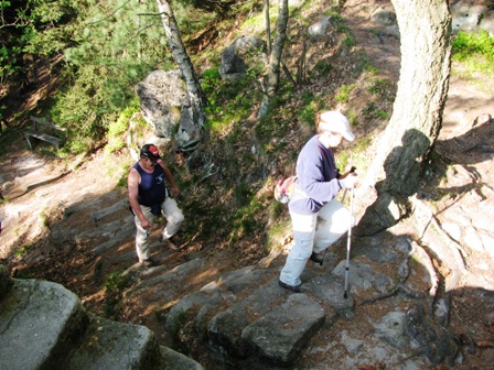 Karin und Manfred kämpfen sich die teilweise hohen Stufen hinauf