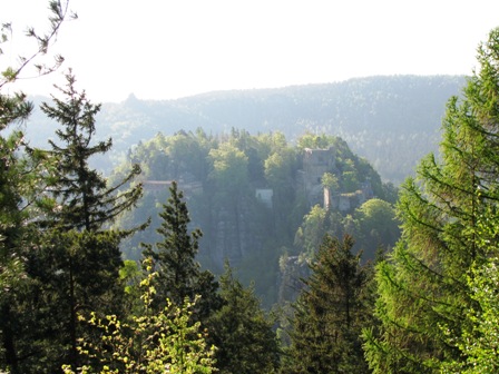 Fernblick zum Berg Oybin mit Klosterruine