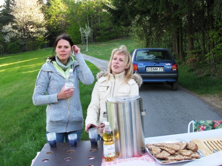 Nette und attraktive Mitarbeiterinnen bei der Labestelle für die Marathonstrecke vor Jonsdorf