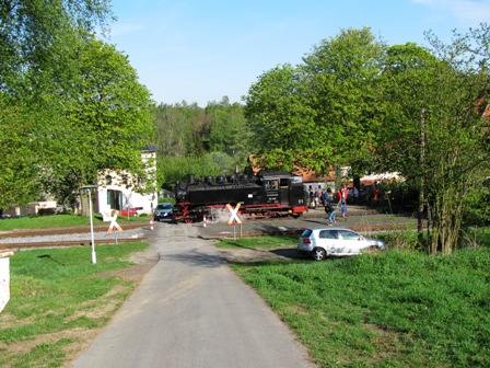 Der Zug bringt die Teilnehmer der 32 und 22 km-Strecken zum Start nach Jonsdorf