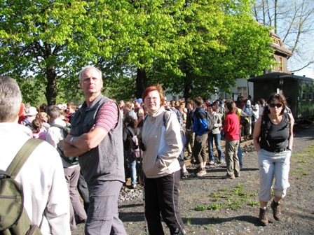 Massenhaft Wanderer entsteigen dem Zug