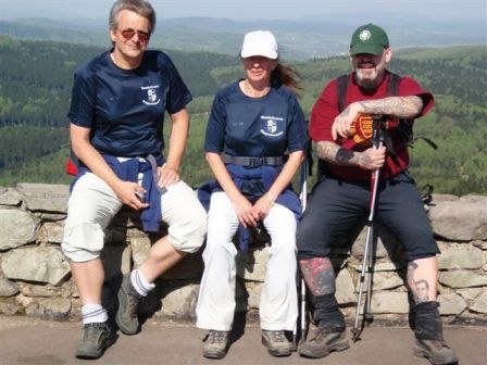 Helmut, Karin und Ernst im Gruppenfoto am höchsten Berg des Zittauer Gebirges