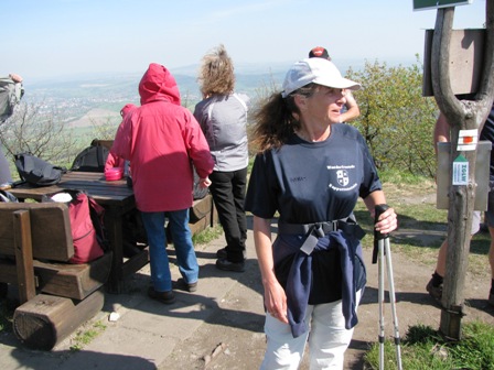 Karin muß darauf achten, daß ihr der Hut nicht hochgeht