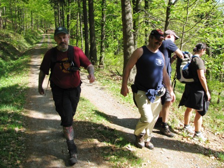 Beschwingt gehen Gepetto und Quaxi den Weg Richtung Tal an