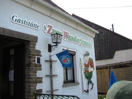 In die Gaststätte 'Zum Wanderfreund' wird eingekehrt