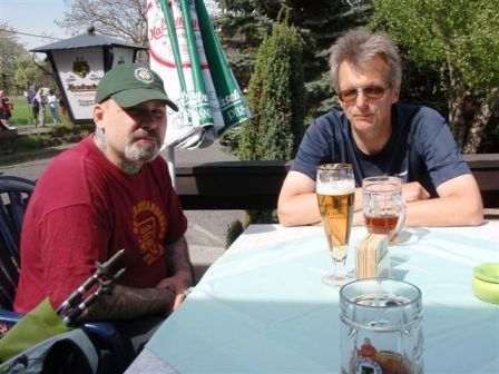 Helmut schaut enttäuscht, weil Gepetto ein Bier trinken darf und er nicht
