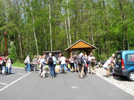 Auch die kürzeren Strecken sind wieder mit dabei und so tummeln sich zahlreiche Wanderer bei den Erfrischungen