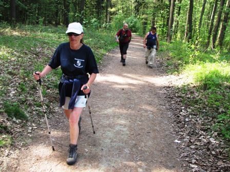 Karin führt die Gruppe in den letzten Anstieg - und was erspähen Gepetto und Quaxi da im Unterholz?