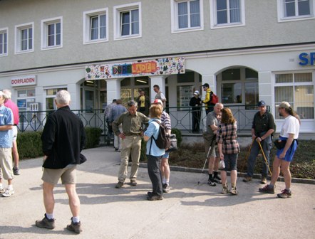 Zusammentreffen der Teilnehmer vor dem Dorfladen in Allhaming