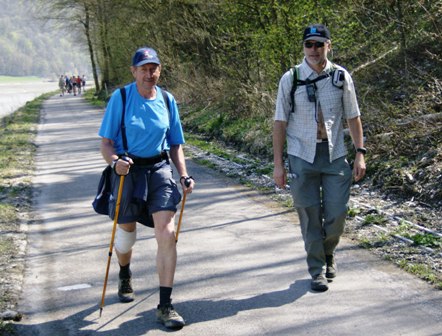 Heinrich und Alfred unterhalten sich angeregt