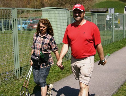 Anne und Hans, bestens gelaunt am Weg Richtung sterreich