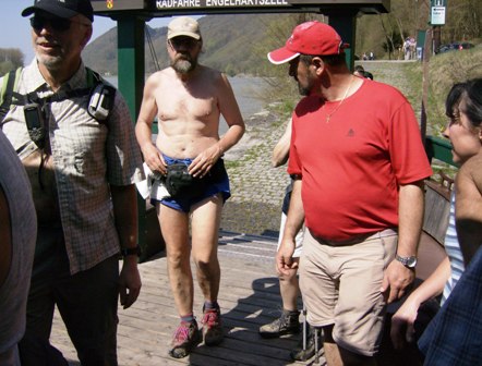 Peter zieh dir was an, sonst knnen wir alle rberschwimmen!