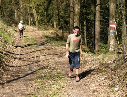 Patrik strmt leichtfig den Weg herauf...