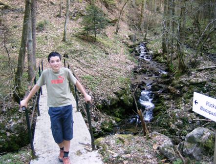 Partik am Steg ber einen kleinen Bach am markierten Rckweg