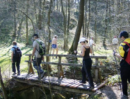 Die Wanderer berqueren einen kleinen Steg