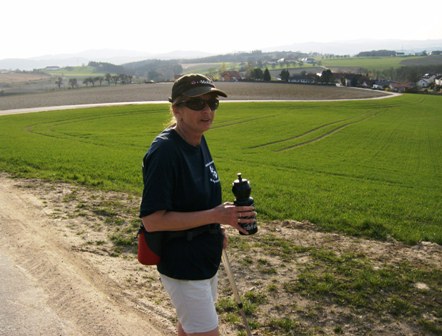 Karin greift nochmals zur Flasche