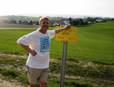 Gerhard berprft, ob die Wegweiser ordnungsgem verankert sind