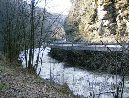 Die Bundesstrae wurde direkt ber die Naarn gebaut