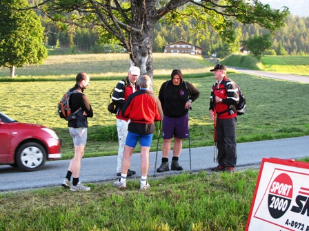 Walter Preißl begrüßt weitere Marathonteilnehmer