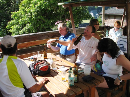 Die erste Stärkung wird bei der Jausenstation Fliegenpilz eingenommen (nach rund 12 km)