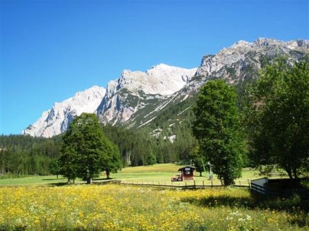...stets mit herrlichem Blick zum Dachstein