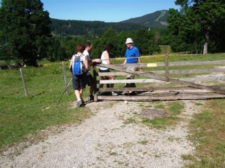 Diverse Zäune sind zu überwinden